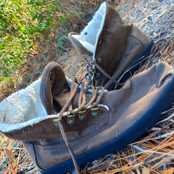 TOMS Fur Boots - Picture 1 of 14